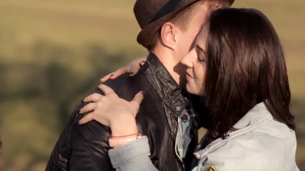 Loving couple spends time together in a recreation park — Stock Video