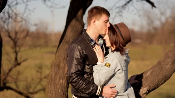 Zwei Verliebte verbringen Zeit miteinander in der Natur, in romantischer Atmosphäre — Stockvideo