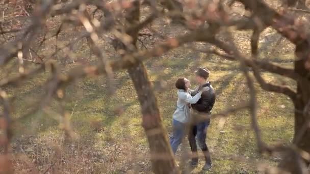 Paar liefhebbers wandelingen in het park in het vroege voorjaar — Stockvideo