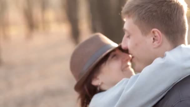 Paret lyckligt vandrar genom tysta skogen tidigt på våren — Stockvideo