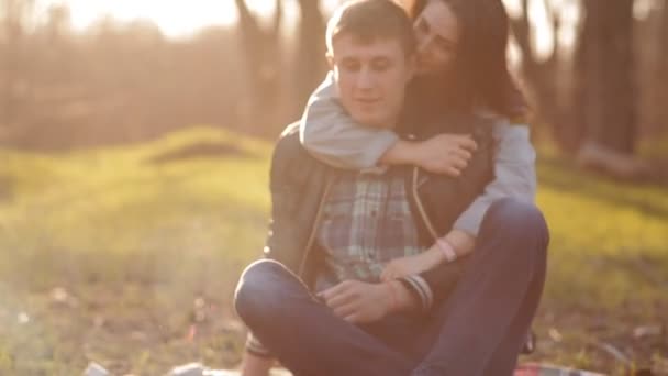 Aşık bir çifti oturup birlikte doğada bir ateş yakın. Romantik eğlence — Stok video