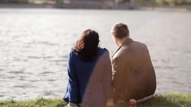 食べ物を食べて湖近くの公園でカップルを愛する — ストック動画