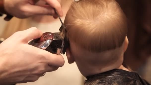 In einem brutalen Friseur wird ein kleines Kind von einem Clipper geschoren — Stockvideo