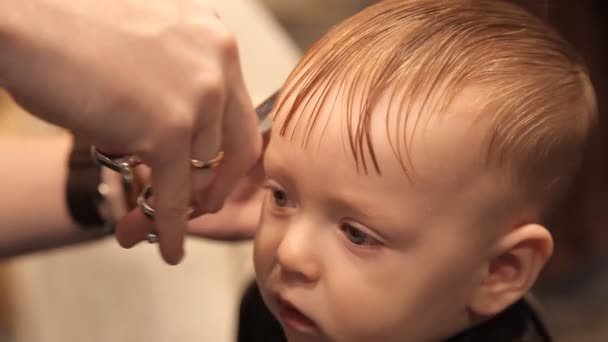 Brutális fodrász üzletben egy kisgyerek vágott haj ollóval