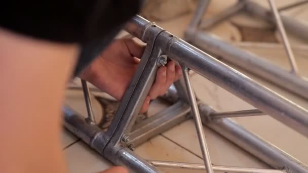 Work attaches equipment for lighting the stage with a screw. Preparation of the festive hall for the wedding — Stock Video