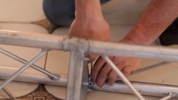 El trabajo fija el equipo para iluminar el escenario con un tornillo. Preparación de la sala festiva para la boda — Vídeo de stock