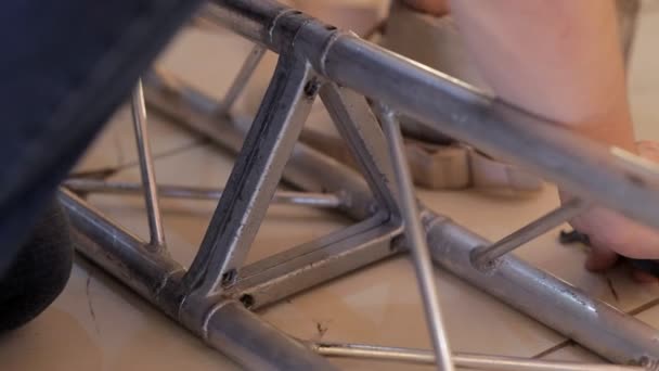 El trabajo fija el equipo para iluminar el escenario con un tornillo. Preparación de la sala festiva para la boda — Vídeo de stock