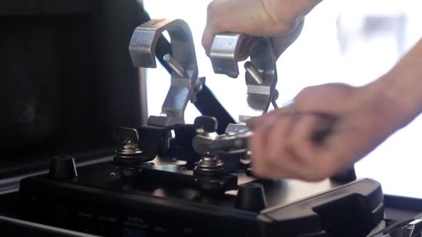 De werknemer verricht met de installatie van een middelpunt van de belangstelling voor het decoreren van de binnenverlichting voor de viering. — Stockvideo