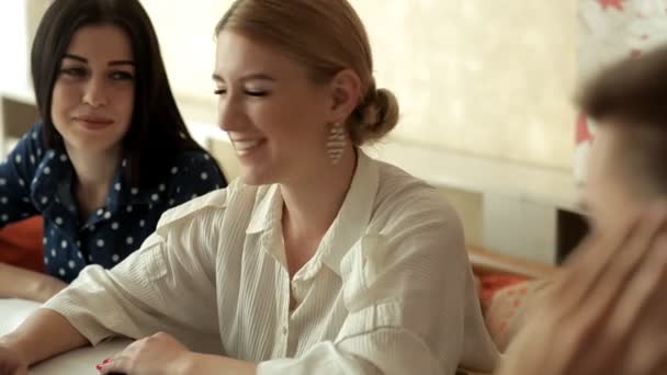 Gelukkig toekomstige man en vrouw met een glimlach op hun gezicht bespreken met de organisator van de bruiloft de details van hun ceremonie van het huwelijk — Stockvideo