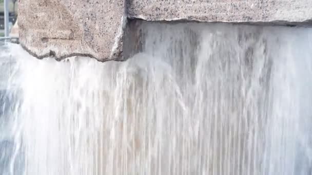 Потоки воды падают в жаркую летнюю погоду — стоковое видео