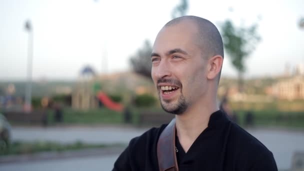 Mladý muž s holí v parku a potkal kamaráda — Stock video
