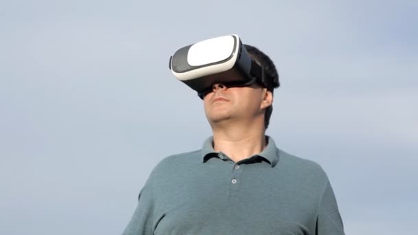 A man wears a helmet of virtual reality.View images, video games.The world of virtual reality — Stock Video