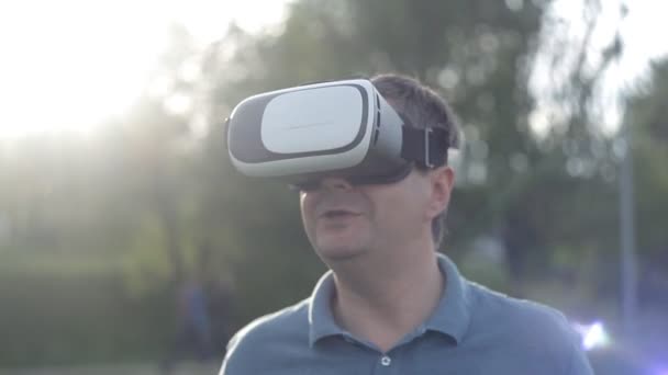 Muž nosí helmu virtuální reality. Zobrazit obrázky, video hry. Svět virtuální reality — Stock video