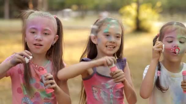 子供たちは、泡を吹いてレクリエーション公園で楽しい時を過します。晴れた日の公園で子供のエンターテイメント。子供の笑顔、喜び。ホーリー祭 — ストック動画