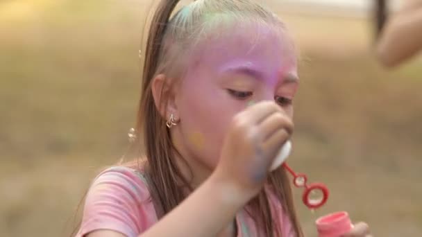 En el parque de recreo, los niños soplan burbujas. Animación infantil en el parque de recreo. Vacaciones holi — Vídeos de Stock