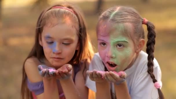 İki kız onların elinden renkli toz kapalı darbe. Holi Festivali — Stok video