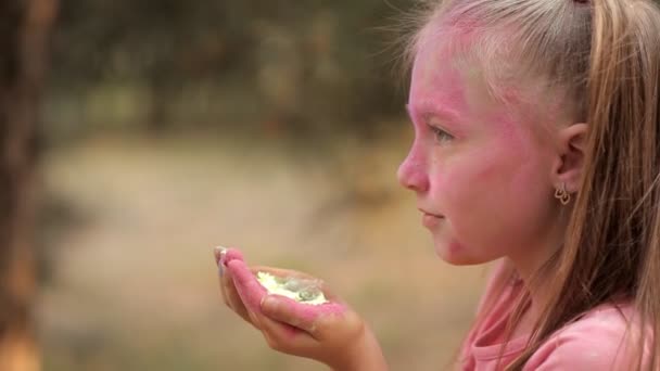 Kız renkli tozlar ellerini darbeler. Holi Festivali — Stok video