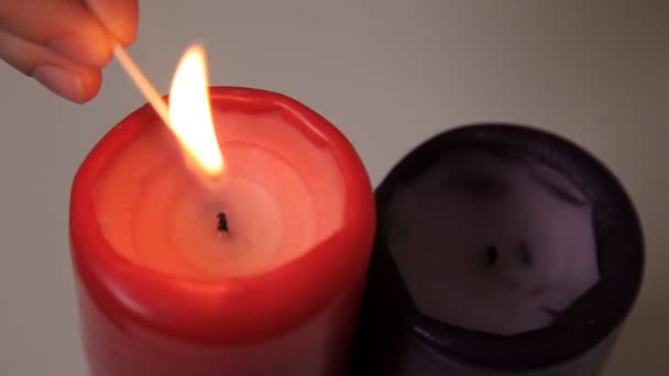 Он зажег свечи, чтобы подготовиться к романтическому вечеру. — стоковое видео