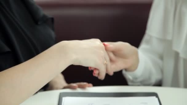 Deux femmes d'affaires ont signé un contrat et se sont serrées la main. Entreprises, travaux et contrats — Video