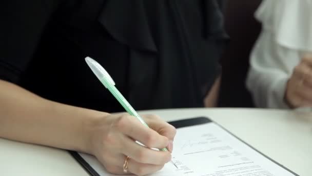 Две деловые девушки подписывают контракт. Бизнес, работа и контракт — стоковое видео