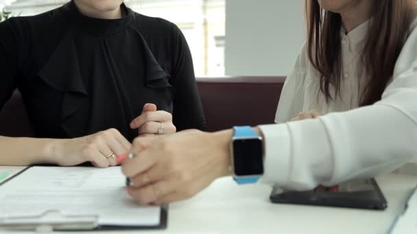 Twee zakelijke meisjes bespreken van zaken in een café en een contract ondertekenen. Werk, contract — Stockvideo