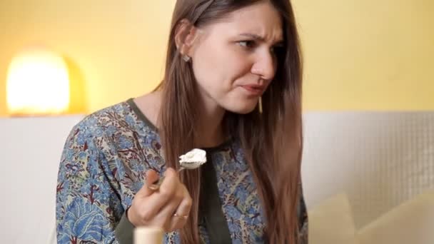 Ένα νεαρό κορίτσι προσπαθεί κέικ. Γλυκά, φαγητό, ψήσιμο — Αρχείο Βίντεο