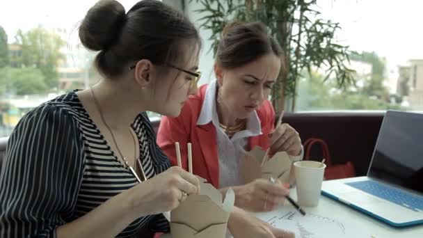 Dos Jóvenes Negocios Para Almuerzo Comiendo Fideos Chinos Beber Café — Vídeos de Stock