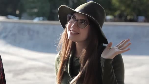 Les jeunes filles s'assoient dans le parc à l'automne et communiquent — Video