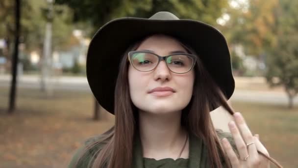 Vacker ung flicka i höst park, hennes känslor och leende — Stockvideo