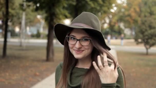 Красивая молодая девушка в осеннем парке. воздушный поцелуй — стоковое видео