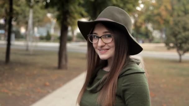 Jovem tímida no parque de outono. Emoções diferentes, não destreza — Vídeo de Stock