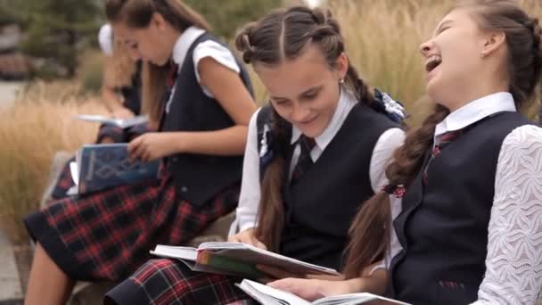 Дети Сидят Парке Читают Книгу Обсуждают Чтение После Школы Отдых — стоковое видео