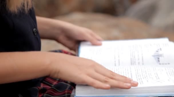 Dítě sedí a dělat domácí úkoly. Studie, školní — Stock video