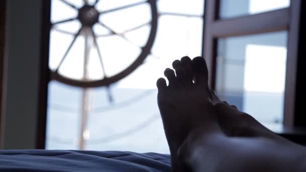 La chica está descansando en una habitación de hotel con vistas al mar en la terraza de la habitación es el volante — Vídeos de Stock