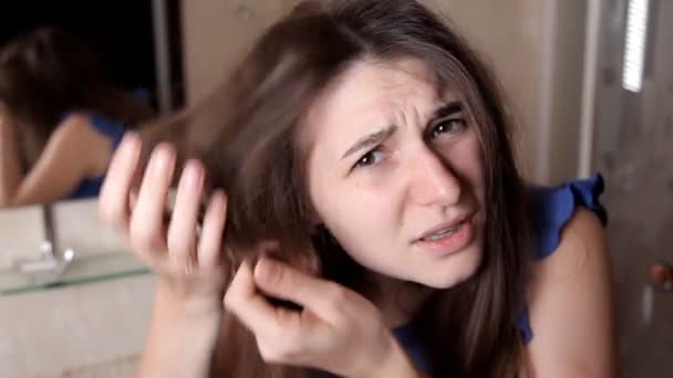 Fiatal lány a nagyon ideges a helyzetét a haj. Rossz frizura, haj helyreállítása — Stock videók