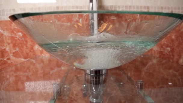 Acqua in un lavandino trasparente insolito — Video Stock