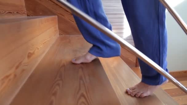 Chica sube las escaleras de madera en su casa — Vídeos de Stock