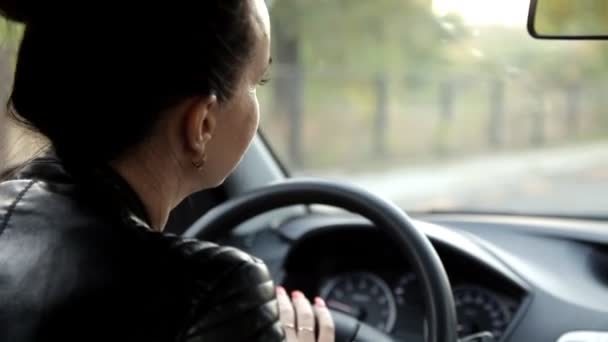 Νεαρό κορίτσι οδήγηση ενός αυτοκινήτου — Αρχείο Βίντεο