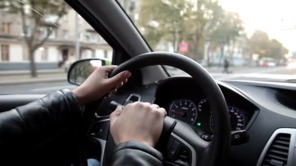 Ένας άνθρωπος σε ένα αυτοκίνητο οδήγηση ενός αυτοκινήτου μέσα στους δρόμους — Αρχείο Βίντεο