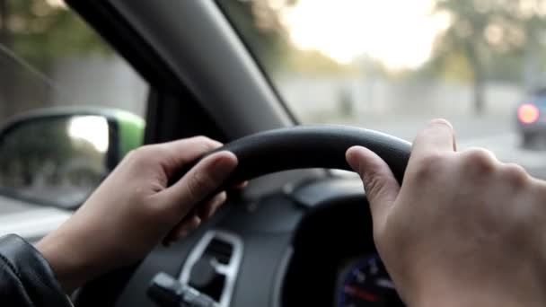 Ein Mann im Auto fährt mit einem Auto durch die Straßen — Stockvideo