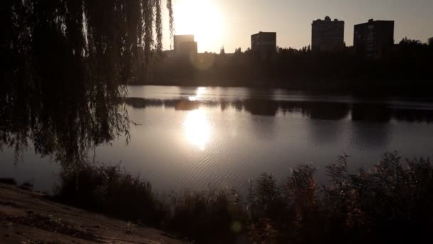 Puesta de sol nocturna con vistas a la ciudad junto al río — Vídeos de Stock