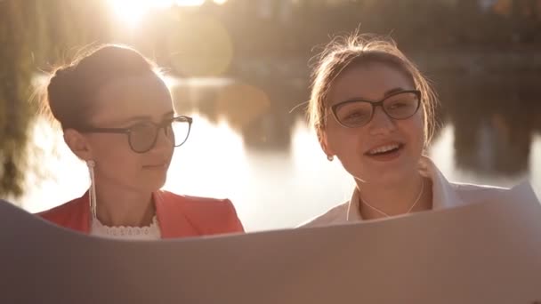 Jóvenes arquitectas están considerando un plan para construir un nuevo centro — Vídeos de Stock