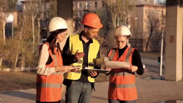 Le donne architetti sono venute al cantiere per vedere come stava procedendo la costruzione del loro progetto e per discutere i dettagli della costruzione con il costruttore. Idee imprenditoriali — Video Stock