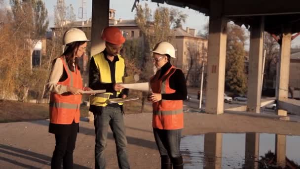Ženské architekti přišel na staveniště, vidět, jak postupovala výstavba jejich projektu a diskutovat o stavební detaily s stavitel. Podnikatelských nápadů — Stock video