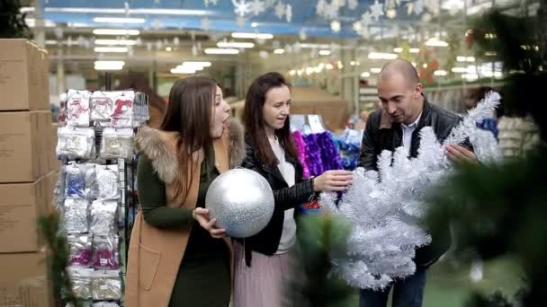 Amigos sonrientes preparándose para el nuevo año y elegir juguetes — Vídeos de Stock