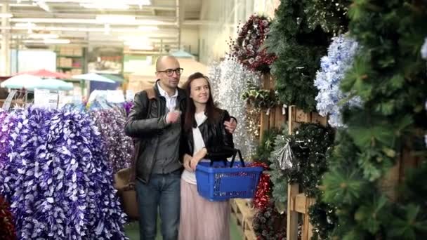 Feliz pareja sonriente haciendo compras de Navidad en la tienda del mercado, centro comercial — Vídeos de Stock