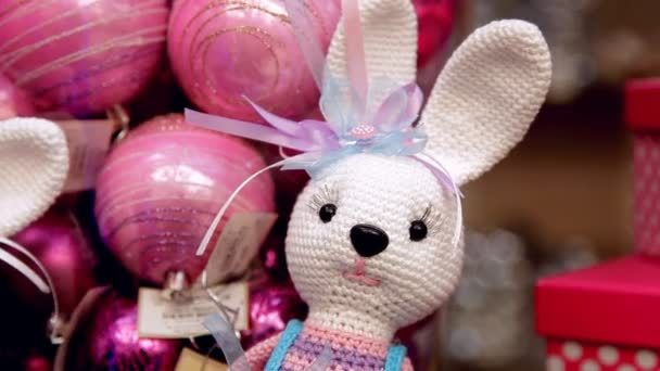 Coelho de brinquedo de Natal na árvore de Natal no shopping — Vídeo de Stock