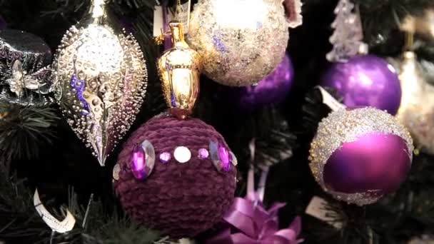 一棵圣诞树装饰着闪闪发光的圣诞树玩具和闪烁的灯火 — 图库视频影像