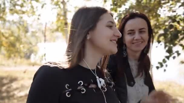 Две Девушки Прогуливаются Вдоль Набережной Крупным Планом — стоковое видео