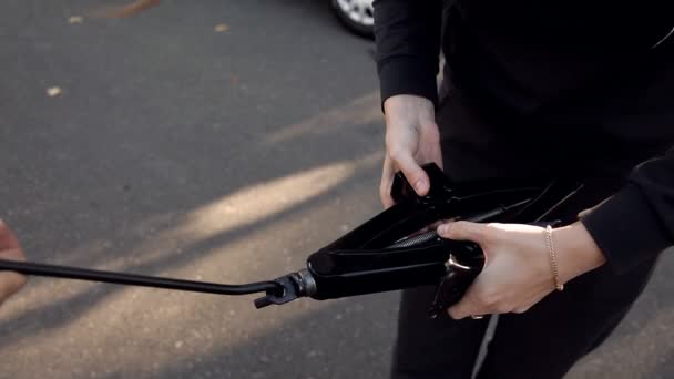 Dwie kobiety w przydrożnych próbuje zmienić opony z samochodu z Jack, clouse — Wideo stockowe